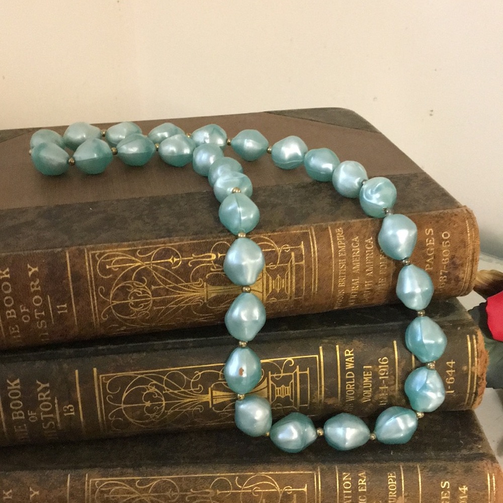 Vintage Elegant Blue Beaded Necklace